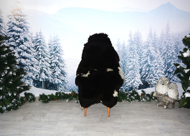 Öko Lammfell Schwarz-Weiß getupft – Kuscheliges Naturfell Unikat 110cm